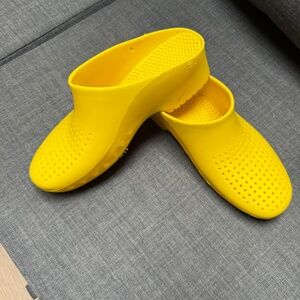 Calzuro BiHos Classic Rubber Autoclavable Clogs WithHoles Yellow